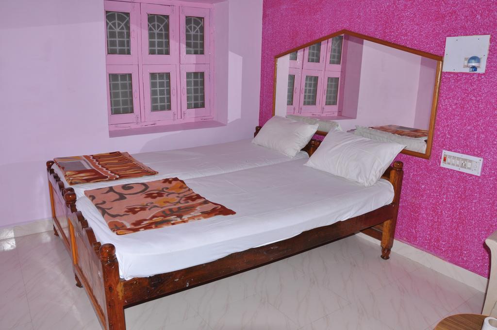 Thilak Home Stay Hampi Luaran gambar