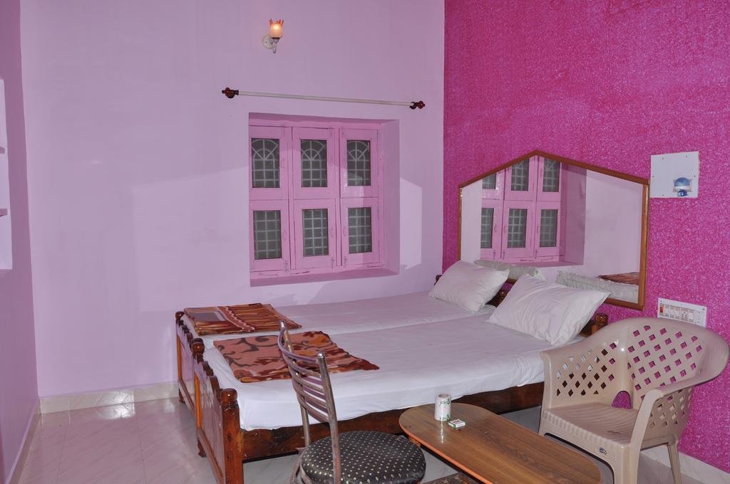 Thilak Home Stay Hampi Luaran gambar